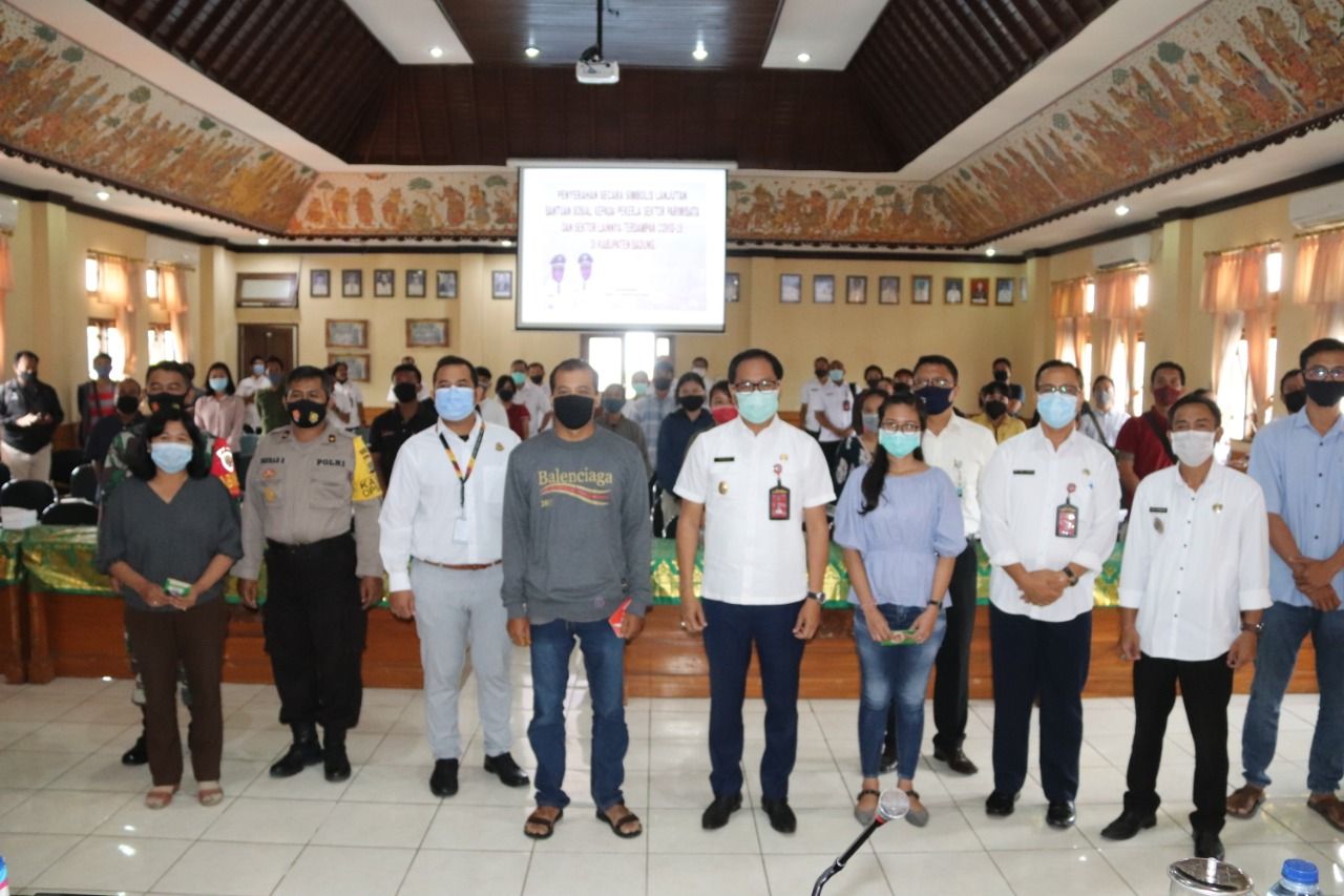 podiumnews.com-Badung Cairkan Tahap Akhir Bansos Pekerja, Total 2.983 Penerima